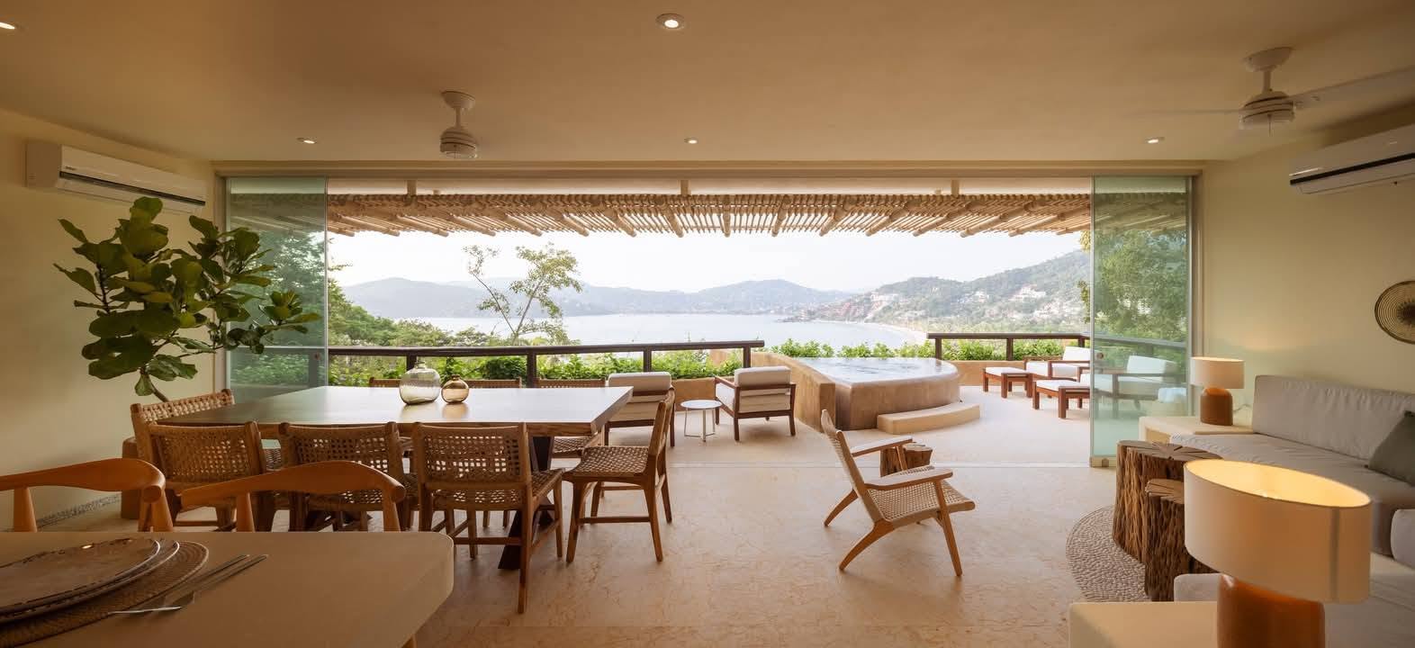 condominio frente al mar en Playa La Ropa Zihuatanejo con vista a la bahía