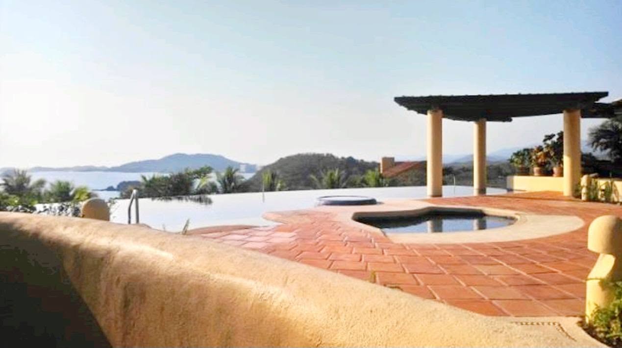 Alberca infinity de Doce Soles con vista al Pacífico
