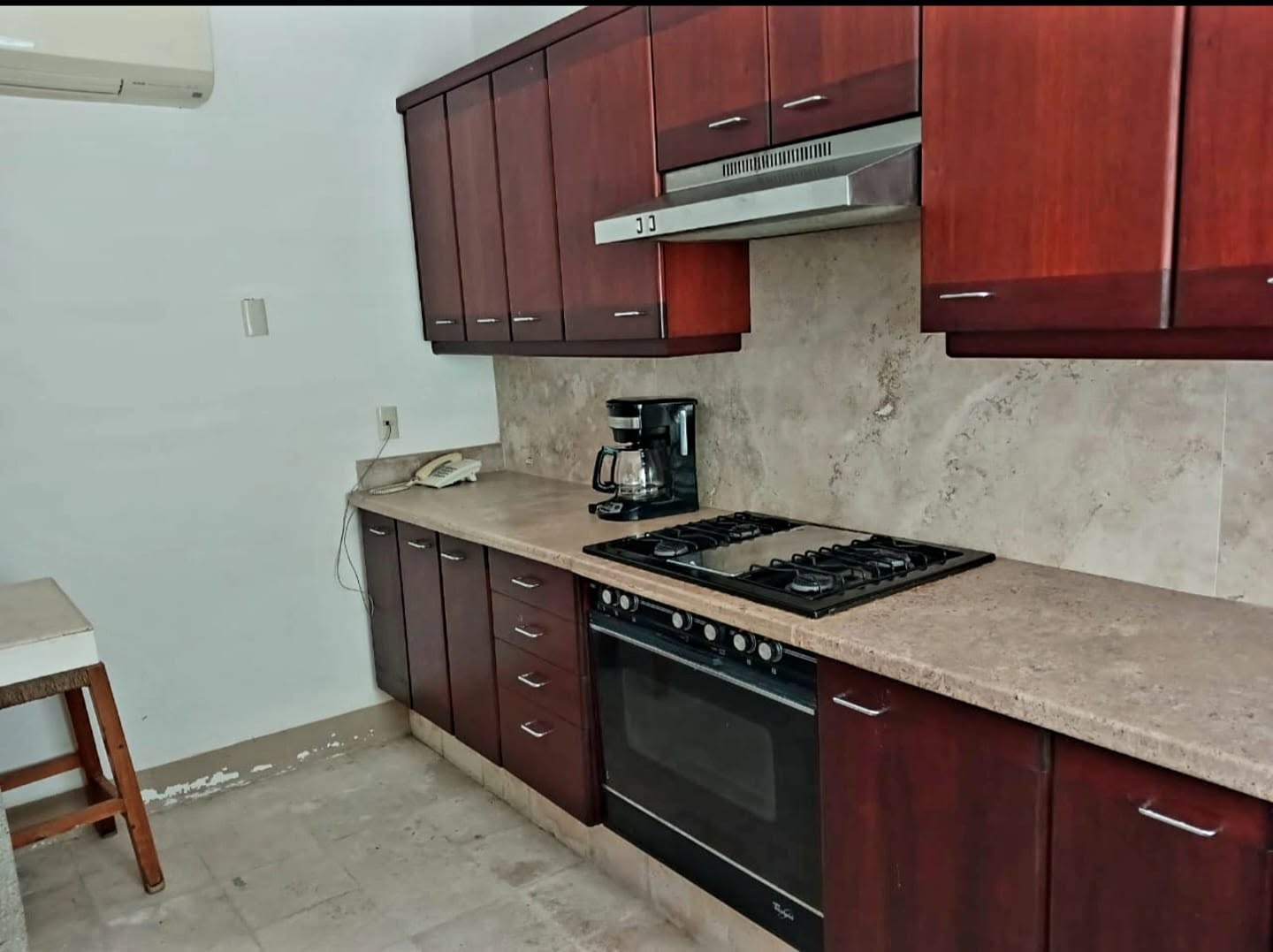 Modern equipped kitchen with marble finishes