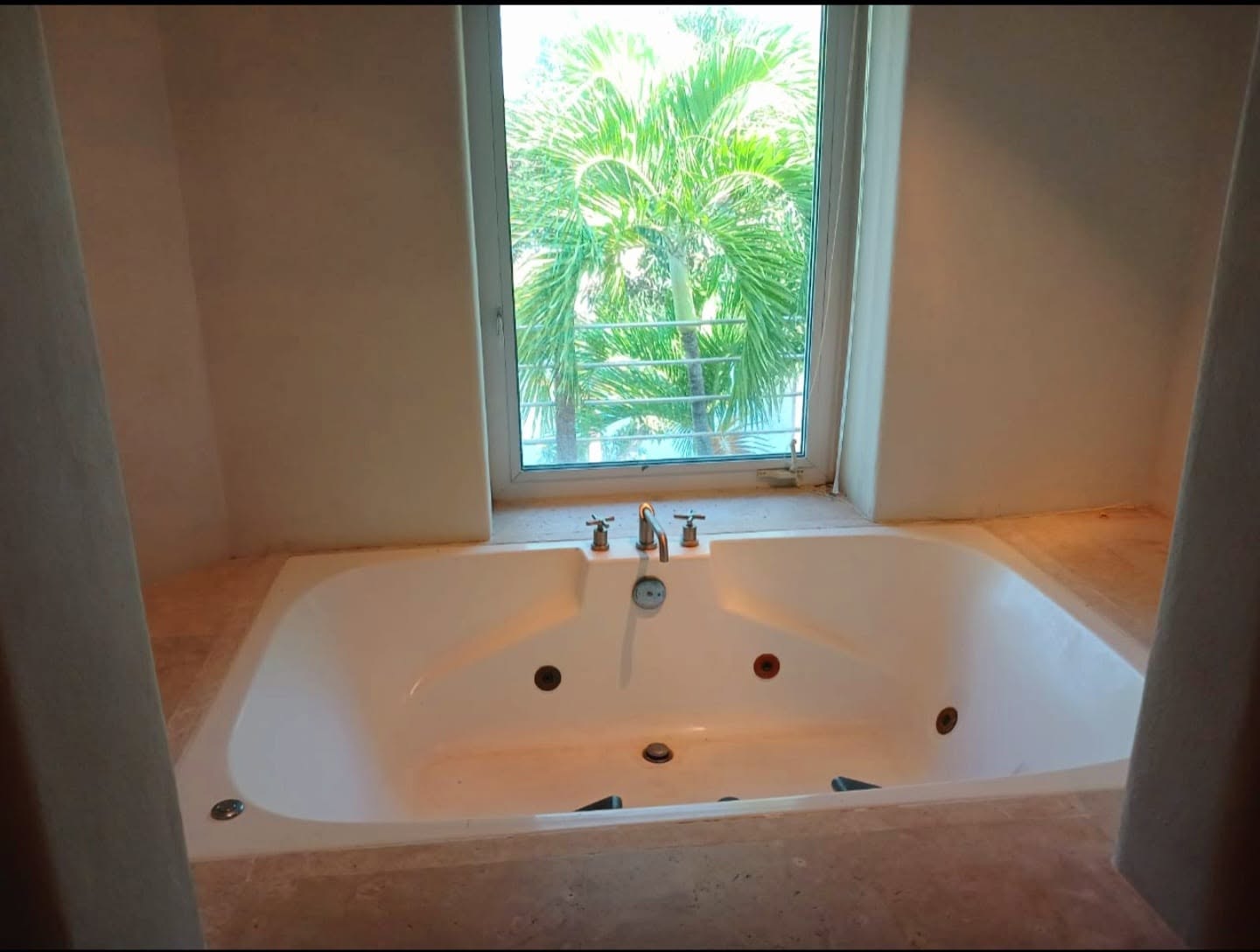 Private jacuzzi in the main villa