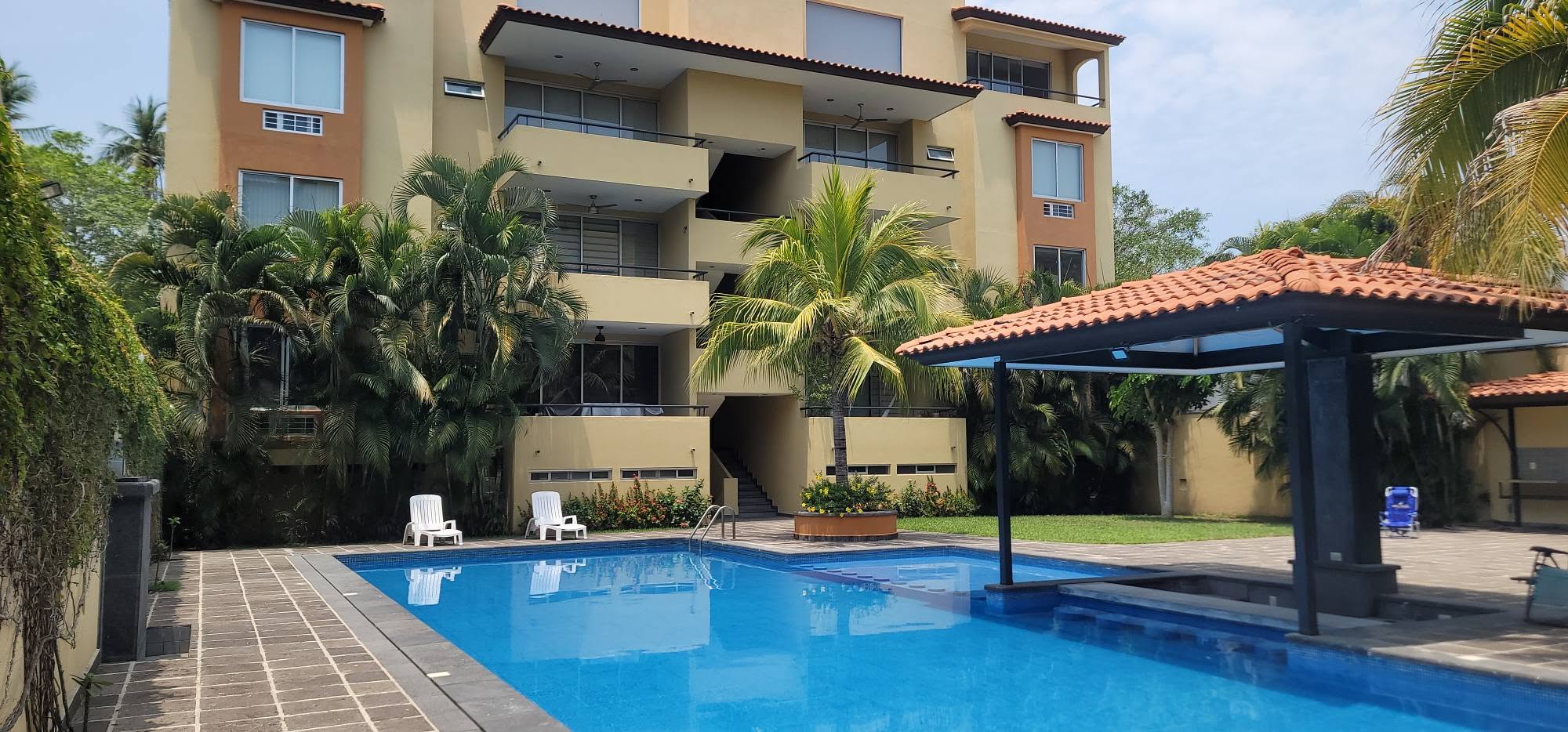 Condominium with common pool near Playa La Ropa in Zihuatanejo