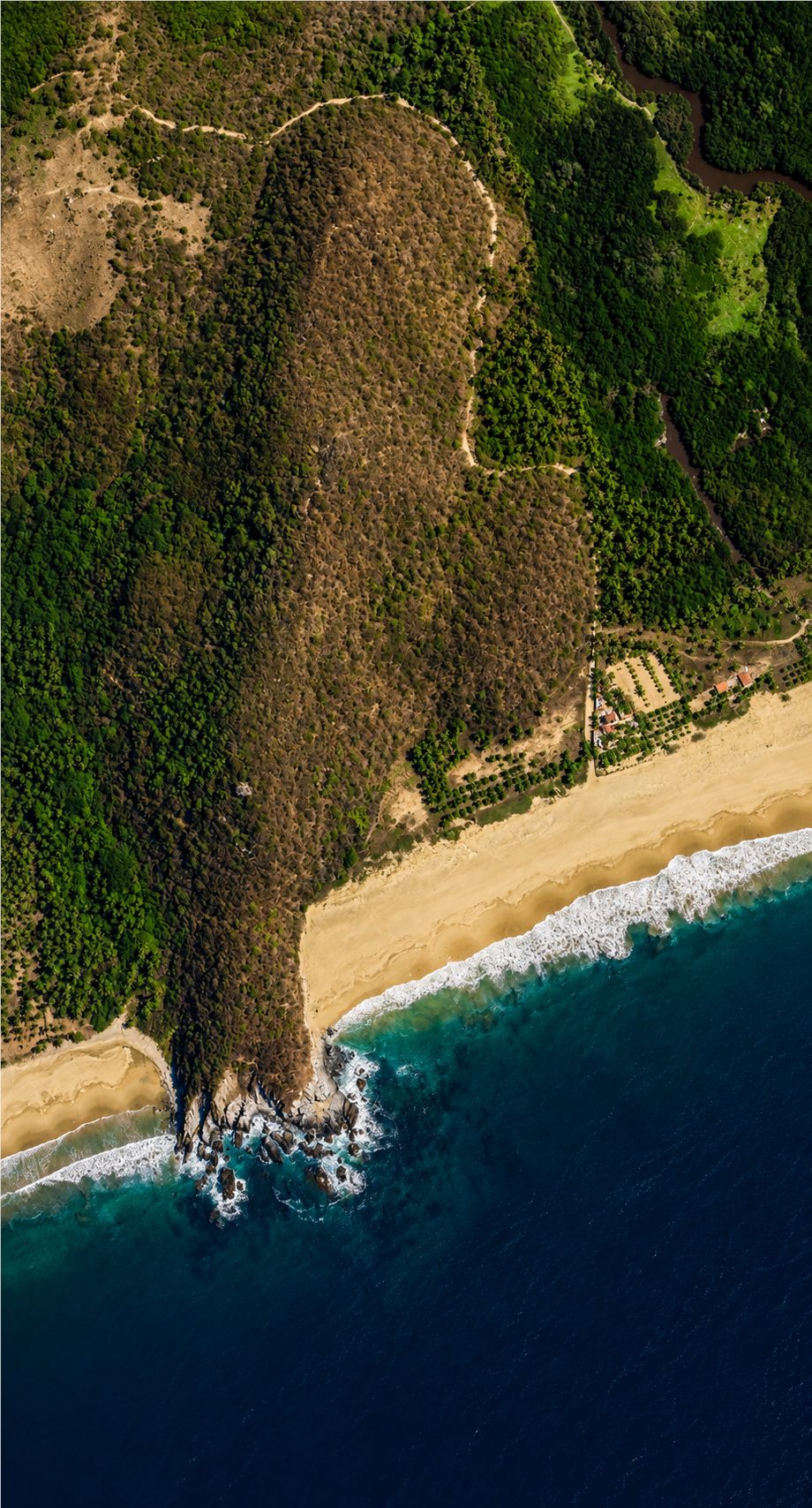 Vista aérea del terreno de 54,219 metros cuadrados en Playa Larga, Zihuatanejo