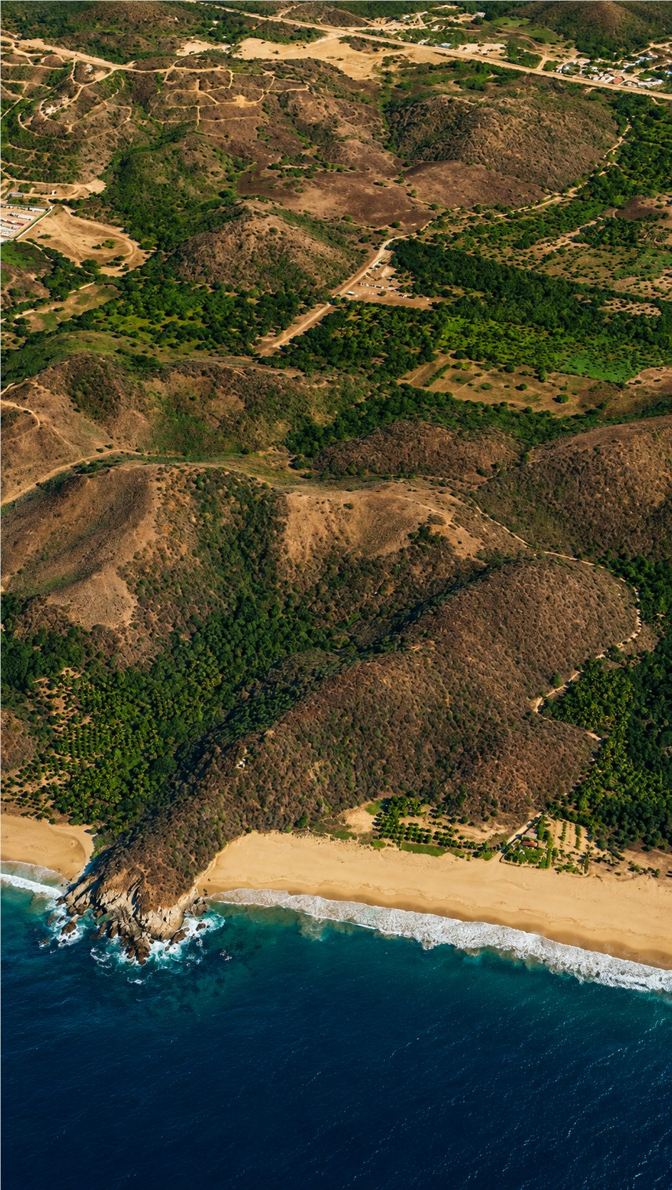 Vista aérea panorámica del cerro y frente de playa del terreno en Playa Larga