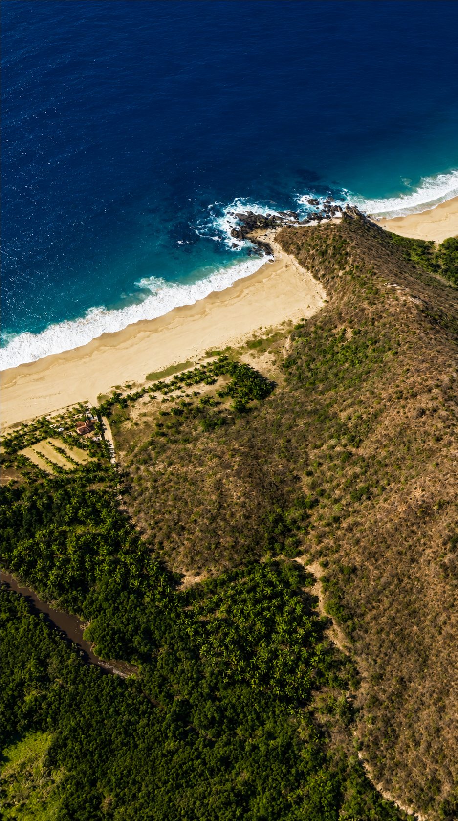Cerro frente al Océano Pacífico en el extremo de Playa Larga