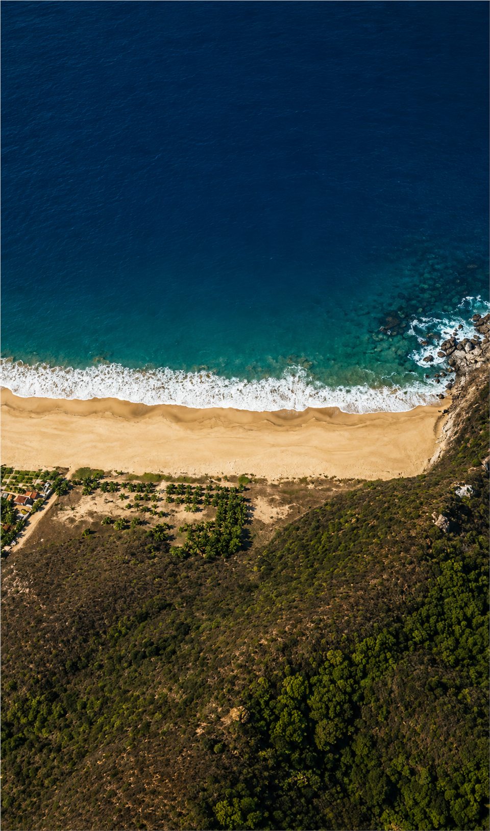 Vista cenital del frente de playa y topografía natural del terreno