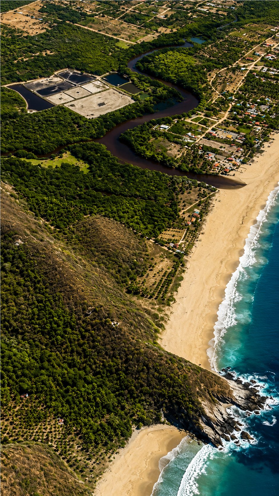 Vista aérea de Playa Larga, estero y terreno costero en Zihuatanejo
