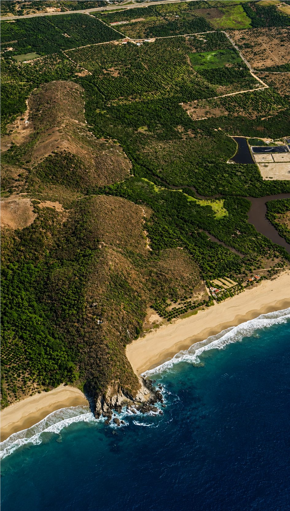 Vista aérea completa del terreno entre el cerro y la playa