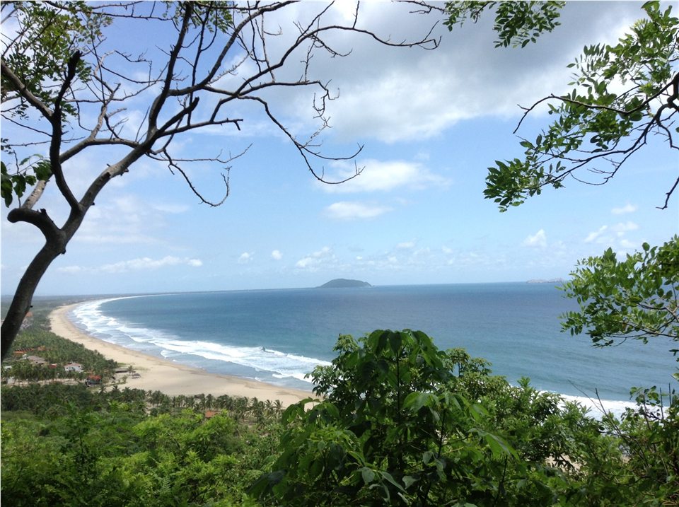 Vista panorámica al Océano Pacífico y la bahía desde el terreno