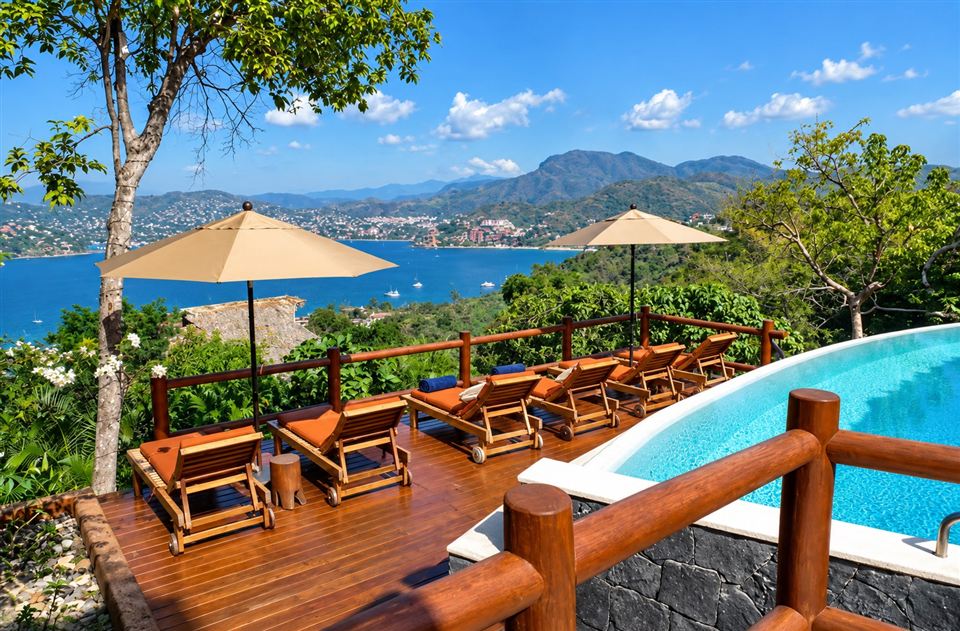 Alberca y asoleadero con vista a la bahía